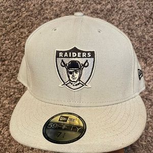 New Era Raiders fitted.